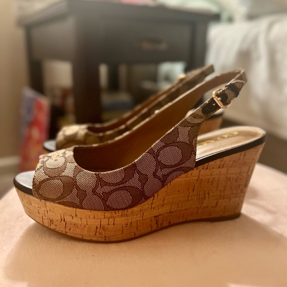 COACH Wedges shoes - withcork wedges / brown color with Monogram of Brand used - Picture 2 of 4